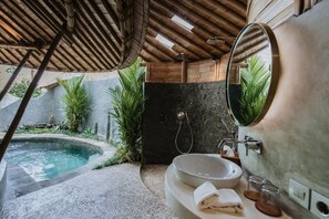 Villa, 1 slaapkamer (Bamboo Pool) | Badkamer | Een douche, gratis toiletartikelen, een haardroger, badjassen