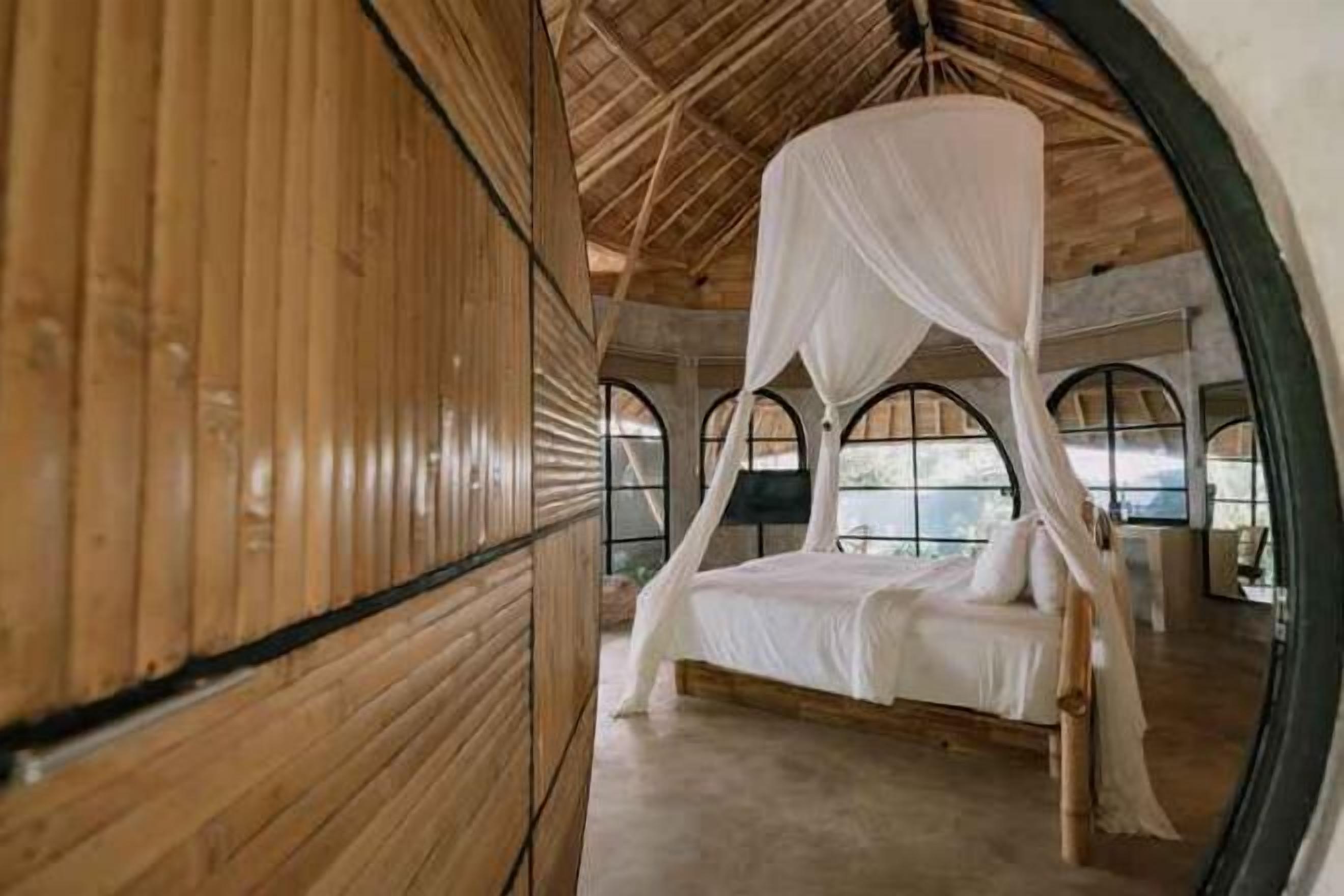 迷你吧、客房内保险箱、办公桌、笔记本电脑工作区