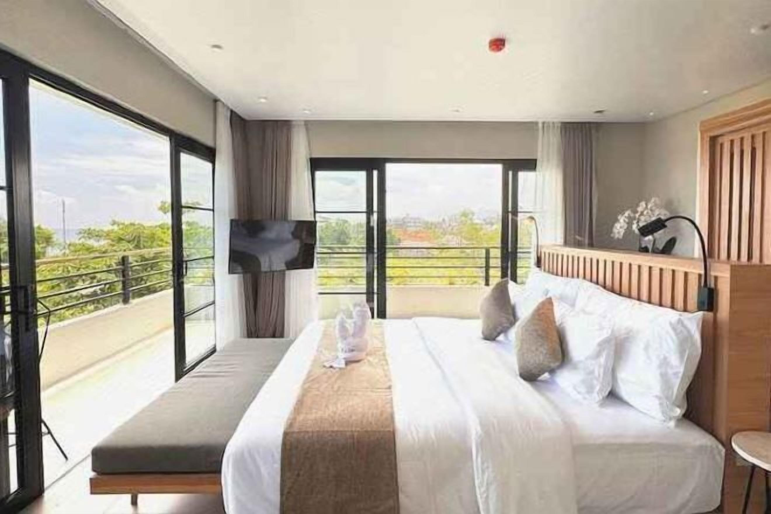 迷你吧、客房内保险箱、办公桌、笔记本电脑工作区