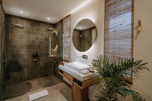 Suíte júnior | Banheiro | Chuveiro, produtos de toalete grátis, secador de cabelo 