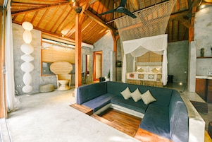 Minibar, caja de seguridad en la habitación y escritorio