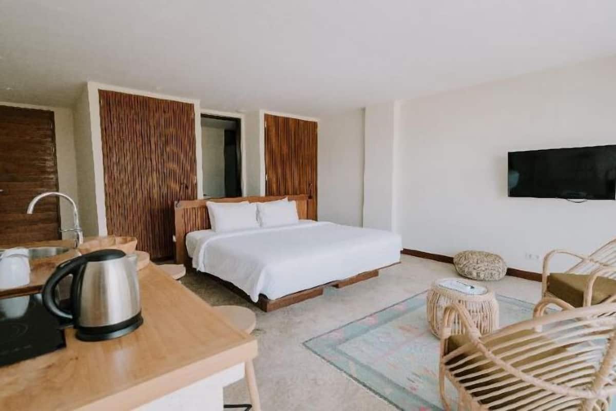 Een minibar, een kluis op de kamer, een bureau, een laptopwerkplek