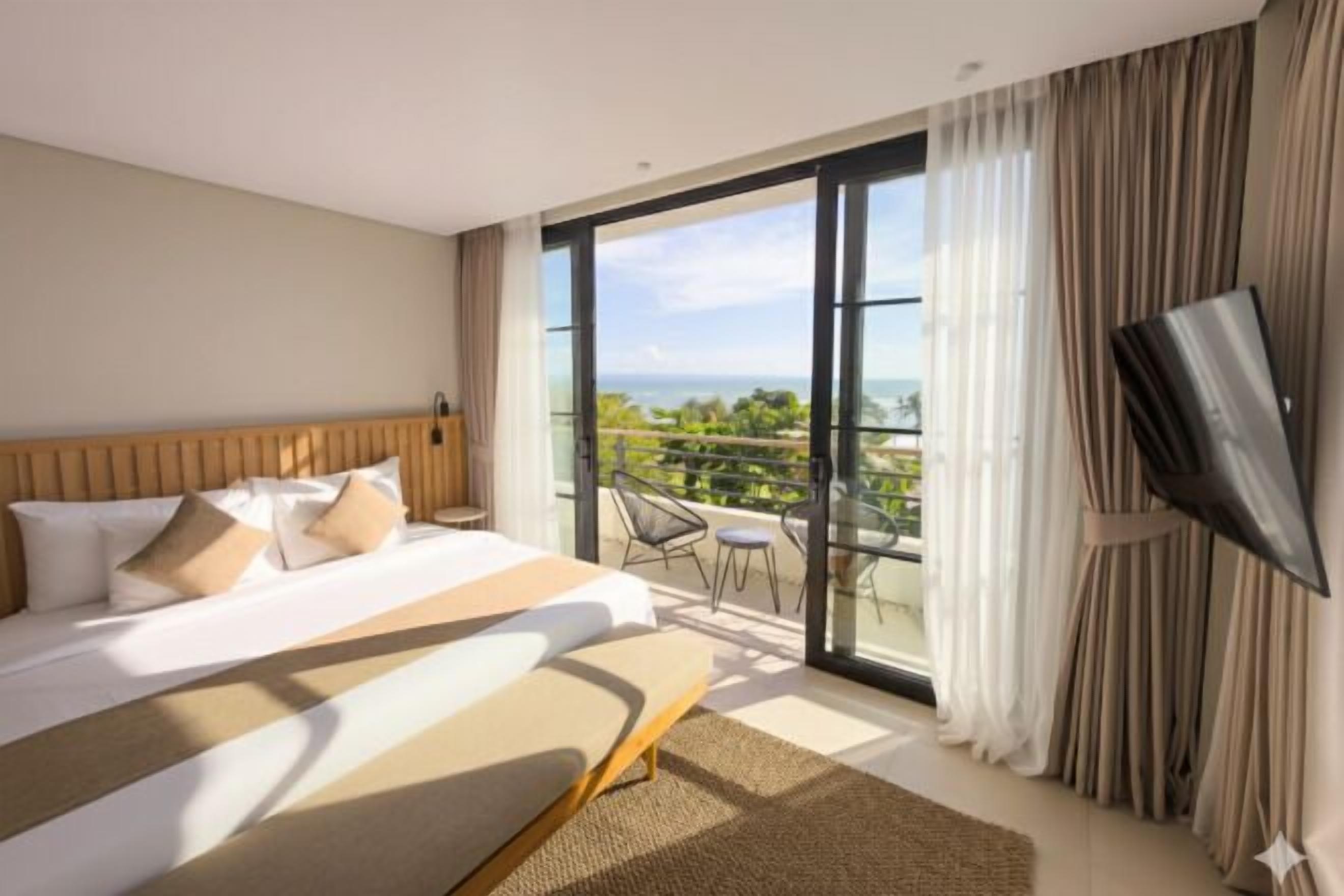 Minibar, in-room safe, desk, laptop workspace