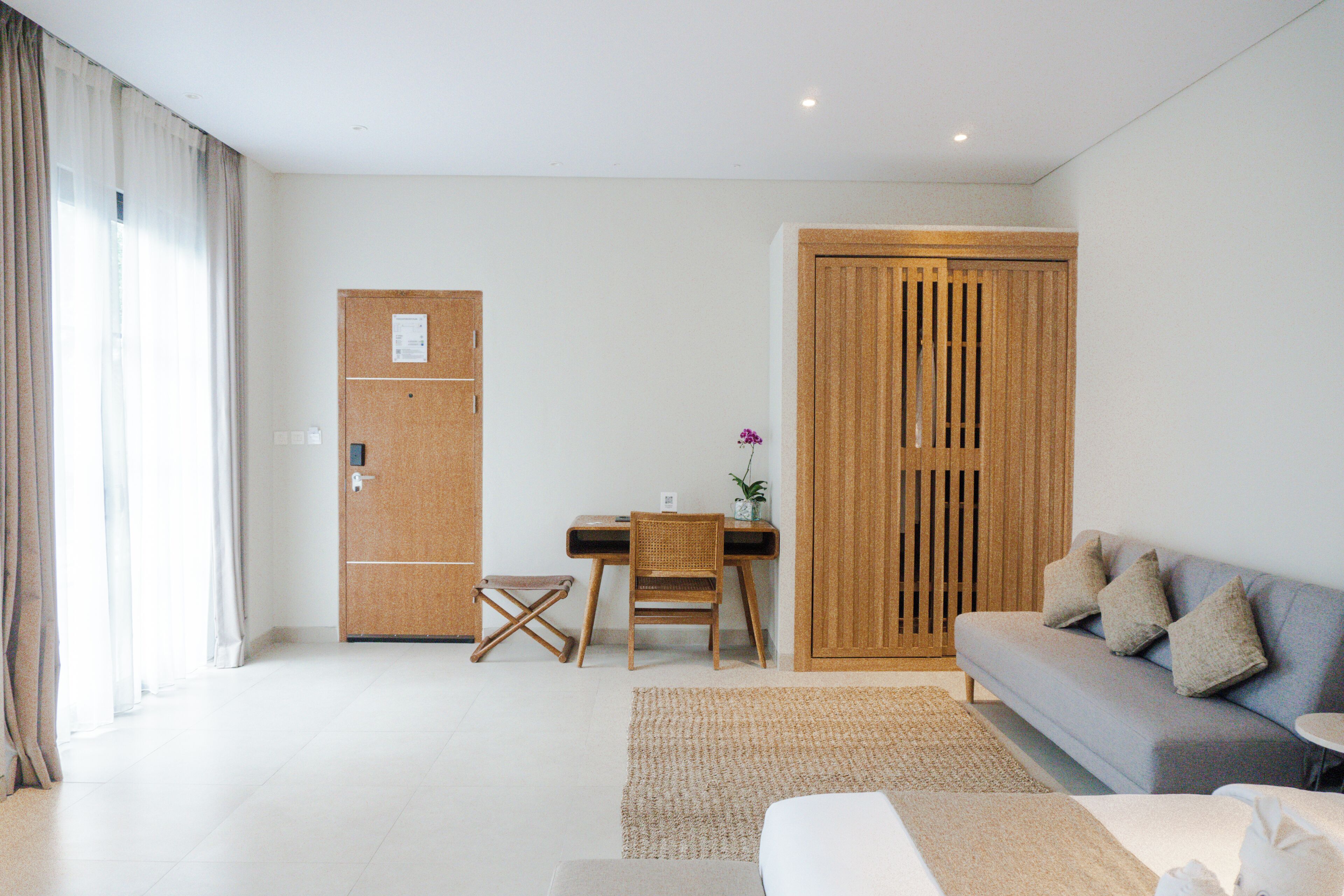 executive suite | minibar, in-room safe, desk, laptop workspace