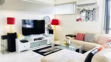 Basic Townhome, Multiple Beds, Non Smoking | Living room