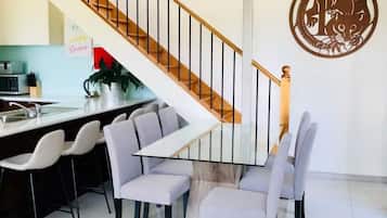 Basic Townhome, Multiple Beds, Non Smoking | In-room dining