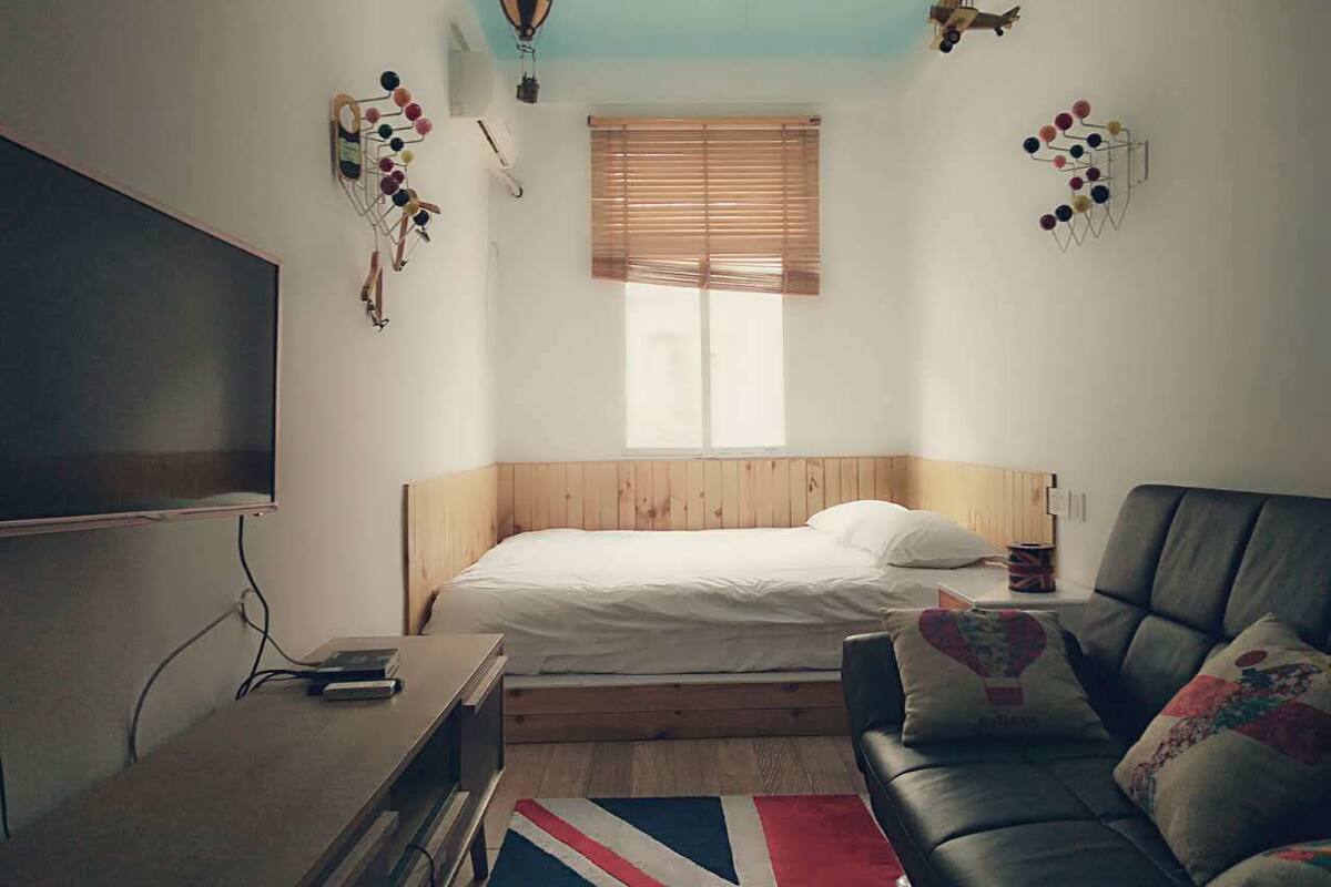 Desk, blackout curtains, free WiFi, bed sheets