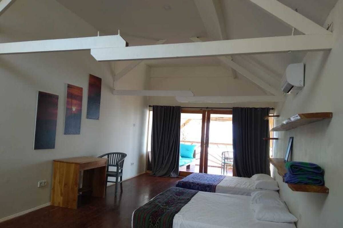 Suíte família, 2 camas de casal, vista para a praia, de frente para a praia | Escrivaninha, camas extras/dobráveis (sobretaxa), Wi-Fi de cortesia