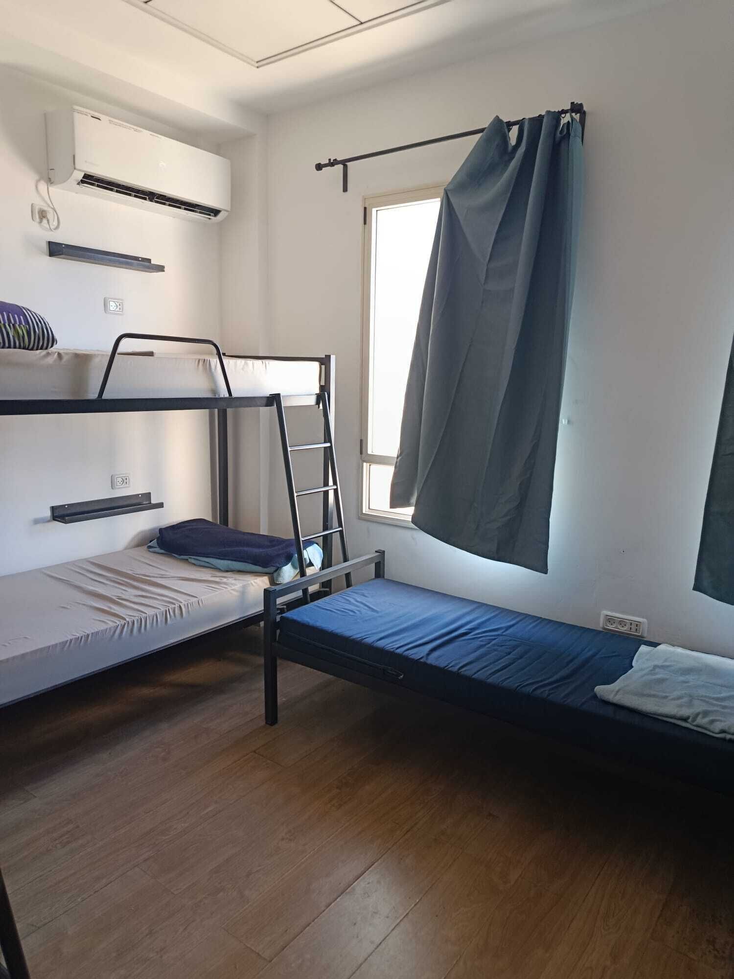 Mørklægningsgardiner, gratis Wi-Fi, sengetøj