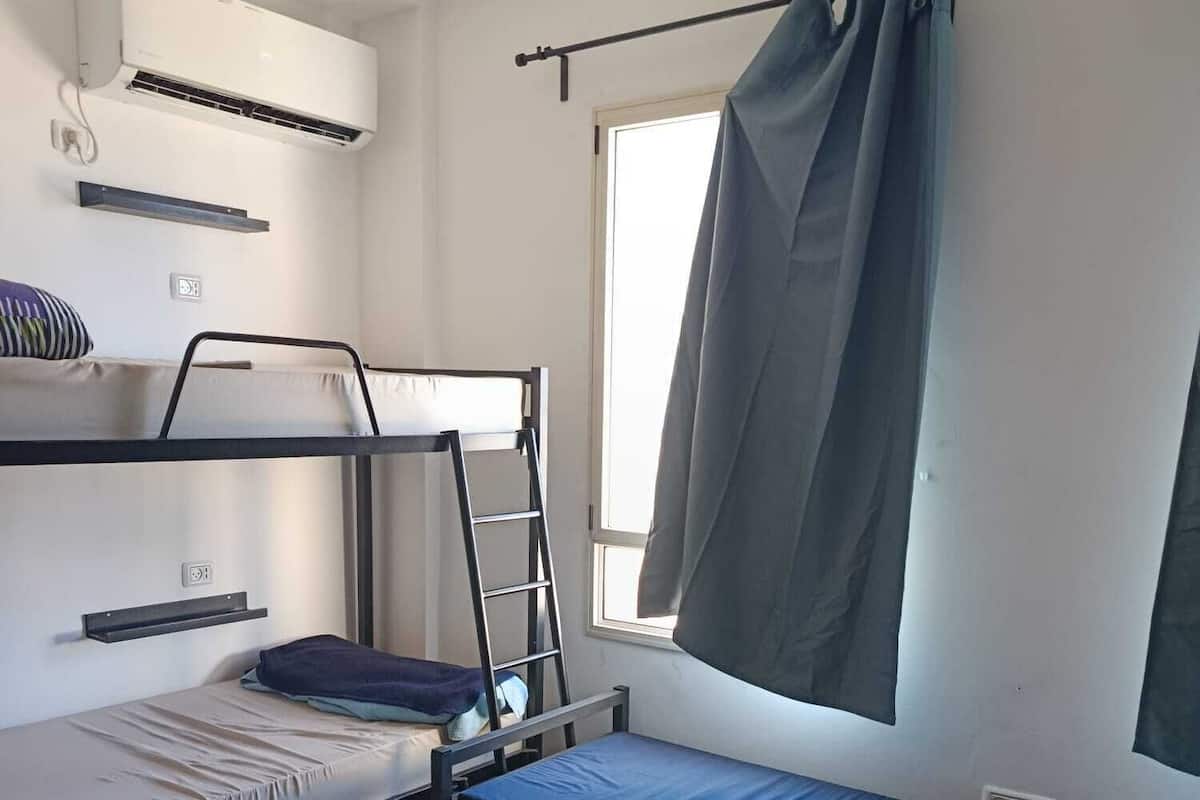 Cortinas blackout, wifi gratis y ropa de cama