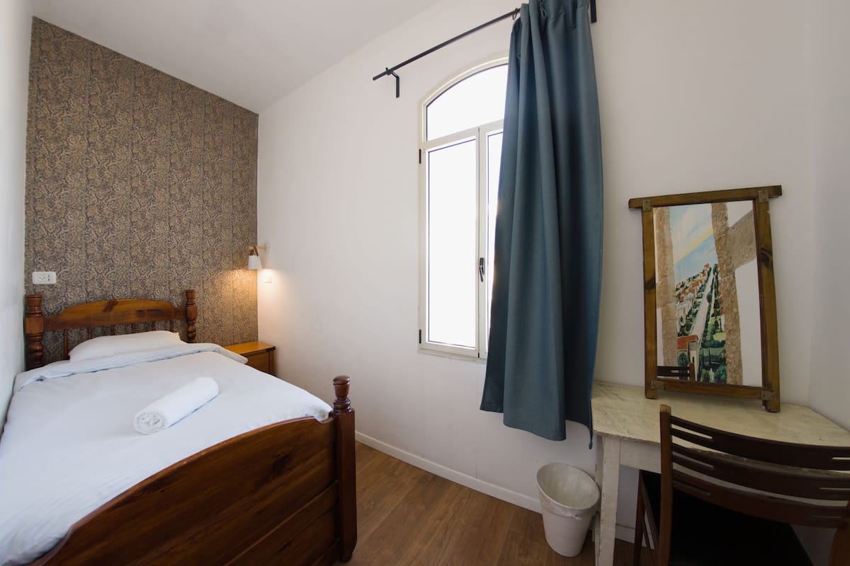 Habitación individual económica | Cortinas blackout, wifi gratis y ropa de cama