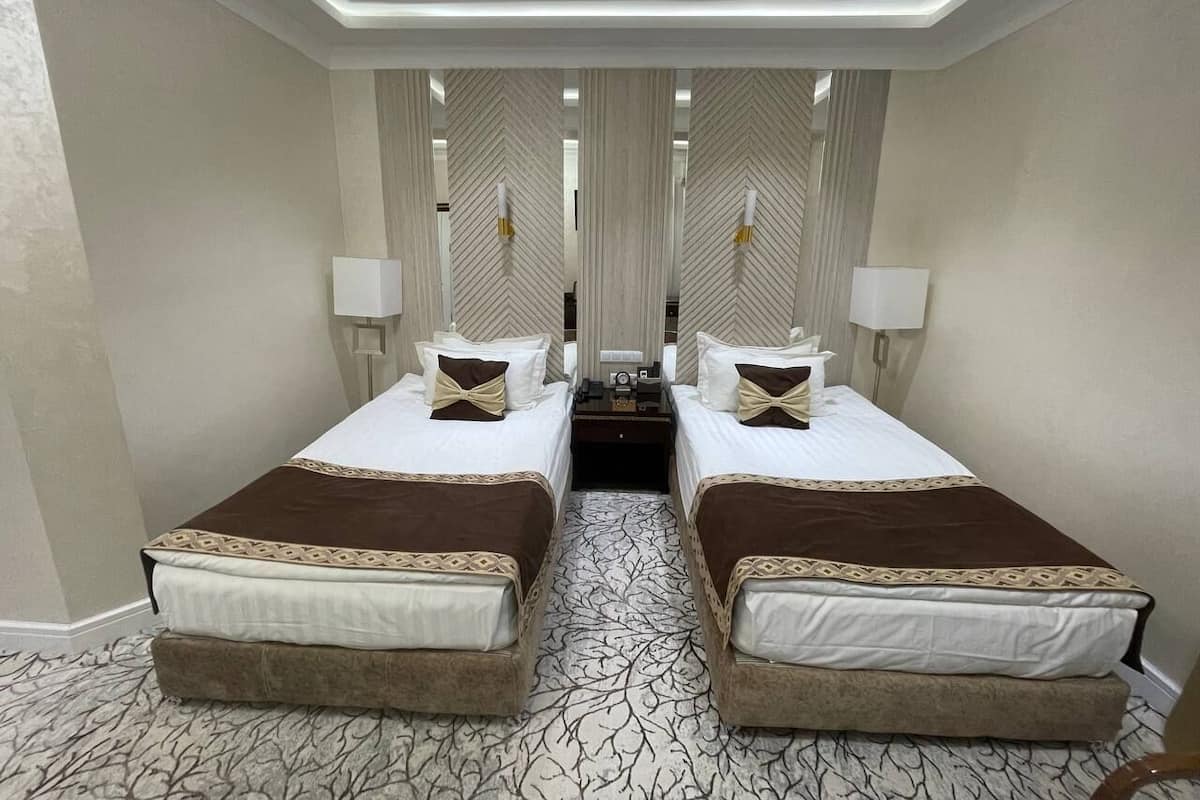 Standard Twin Room | 1 bedroom, in-room safe, desk, blackout curtains