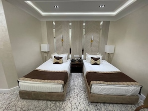 Standard Twin Room | 1 bedroom, in-room safe, desk, blackout drapes