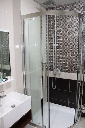 Deluxe Double Room | Bathroom | Free toiletries, hair dryer, bathrobes, slippers - ZARAFSHAN GRAND HOTEL (Navoiy)