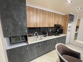 Apartamento, frigorífico y microondas, vistas a la ciudad | 1 dormitorio, caja fuerte, escritorio y cortinas opacas