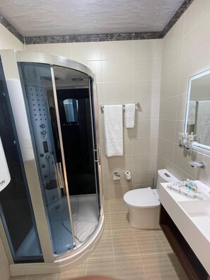 Suite | Badezimmer | Kostenlose Toilettenartikel, Haartrockner, Bademäntel, Hausschuhe