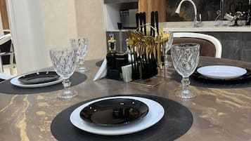 Apartment, Refrigerator & Microwave, City View | Dapur peribadi | Cerek elektrik