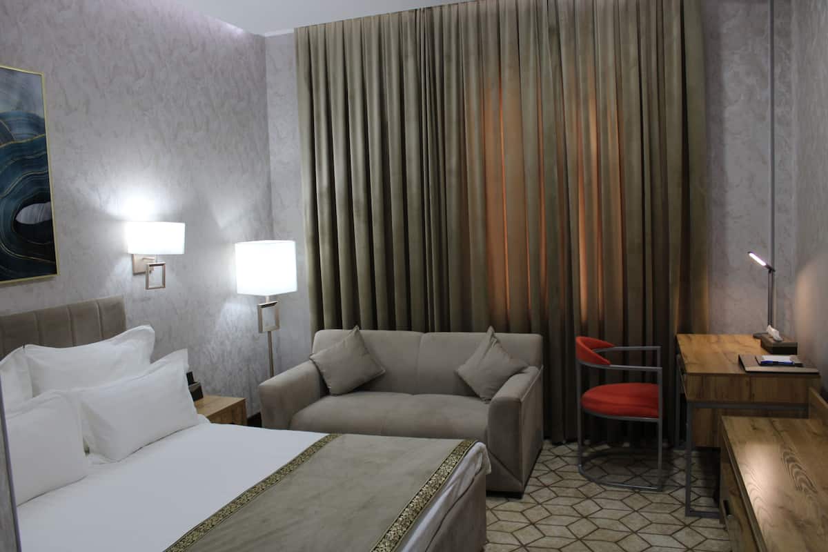 Deluxe Double Room | 1 bedroom, in-room safe, desk, blackout curtains