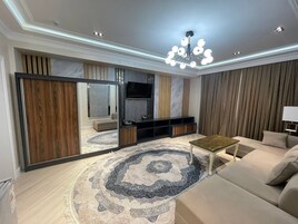 Suite | 1 dormitorio, caja fuerte, escritorio y cortinas opacas