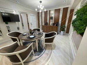 Departamento, refrigerador y microondas, vista a la ciudad | Cocina privada | Tetera eléctrica 