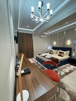 Suite | 1 dormitorio, caja fuerte, escritorio y cortinas opacas