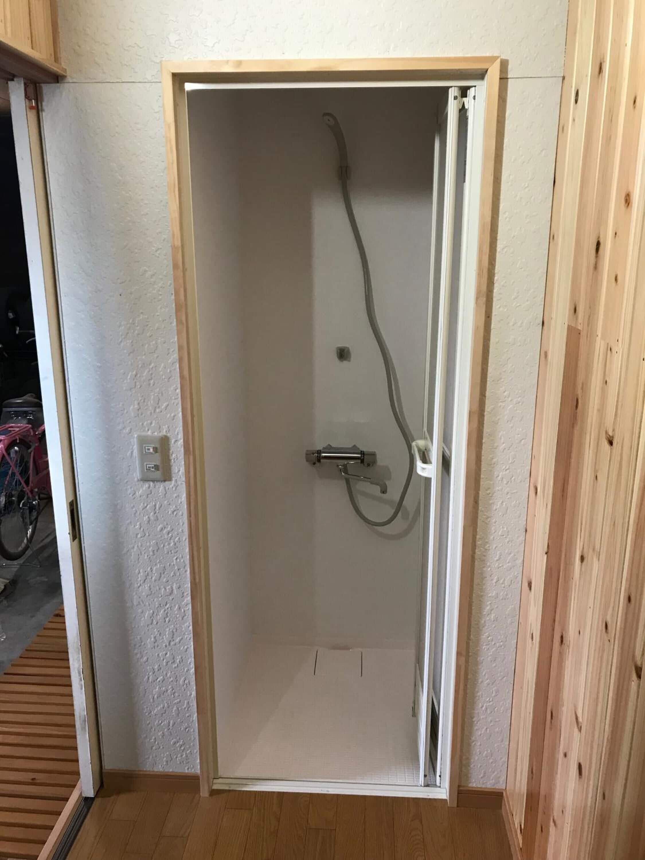 Combined shower/bathtub, slippers