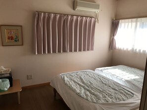 Habitación con 2 camas individuales | Camas con efecto memoria y wifi gratis 