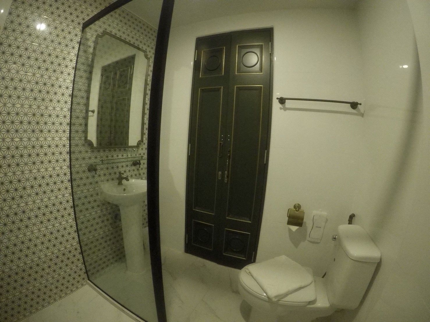 Baño | Ducha, artículos de higiene personal gratuitos y secador de pelo