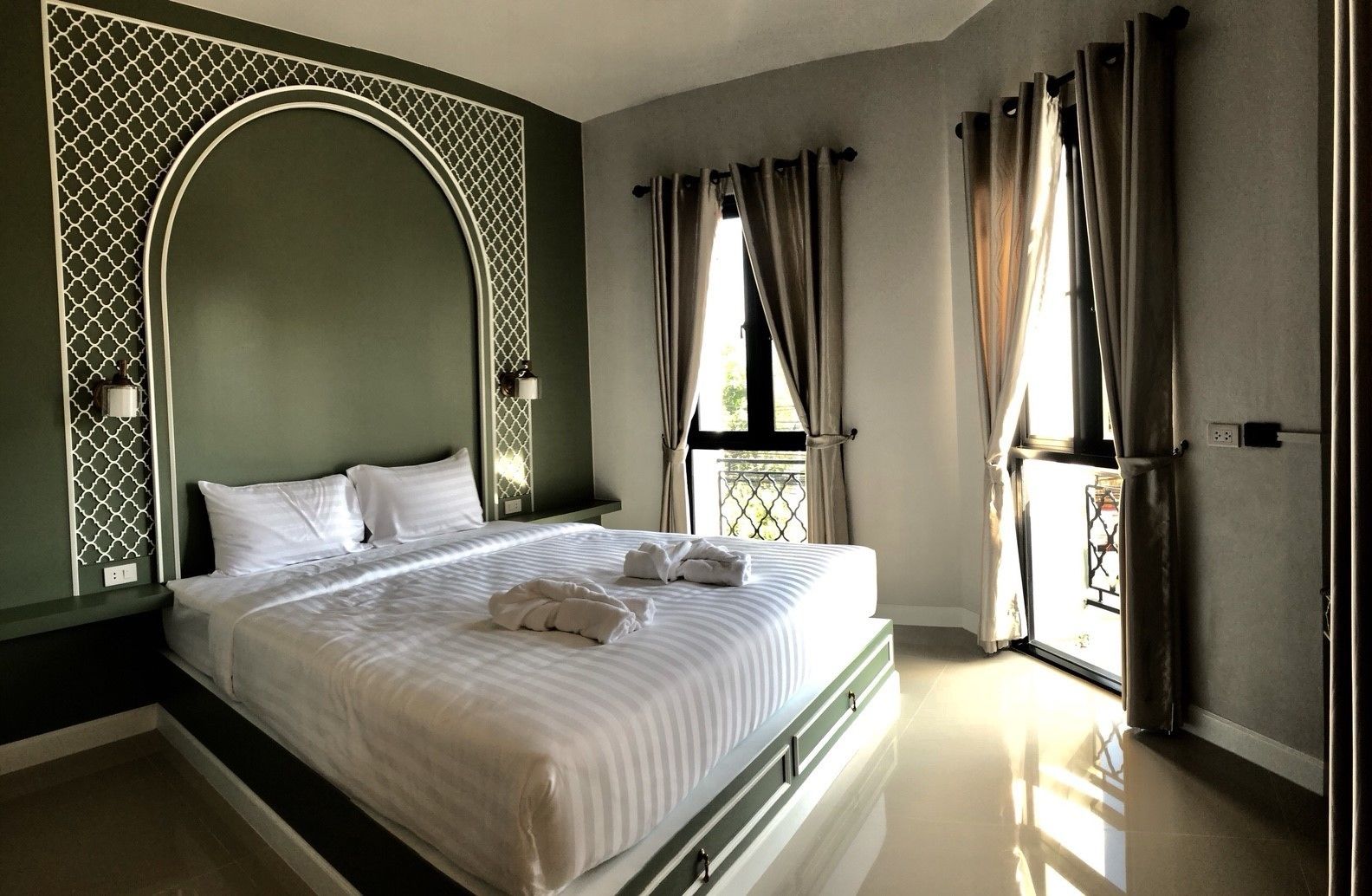 Premier Room, 1 King Bed, Non Smoking, Private Bathroom | Blackout curtains, iron/ironing board, rollaway beds, free WiFi