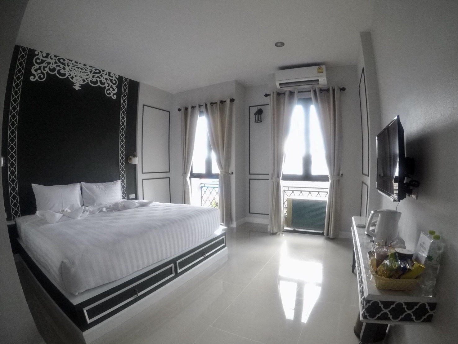 Cortinas opacas, tabla de planchar con plancha, wifi gratis