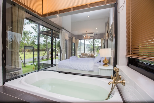 Nantha Pool Villa | Deep soaking bathtub