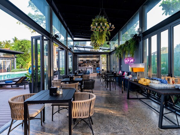 Breakfast, lunch, dinner served; international cuisine 