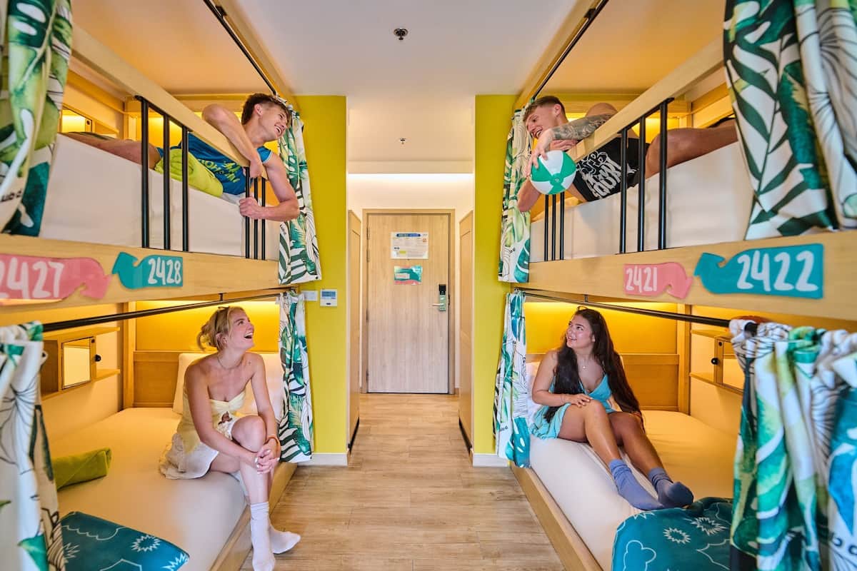 Une chambre de dortoir équipée de lits superposés, chaque lit étant identifié par un numéro.