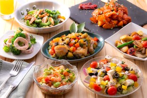 Daily buffet breakfast (JPY 2750 per person)