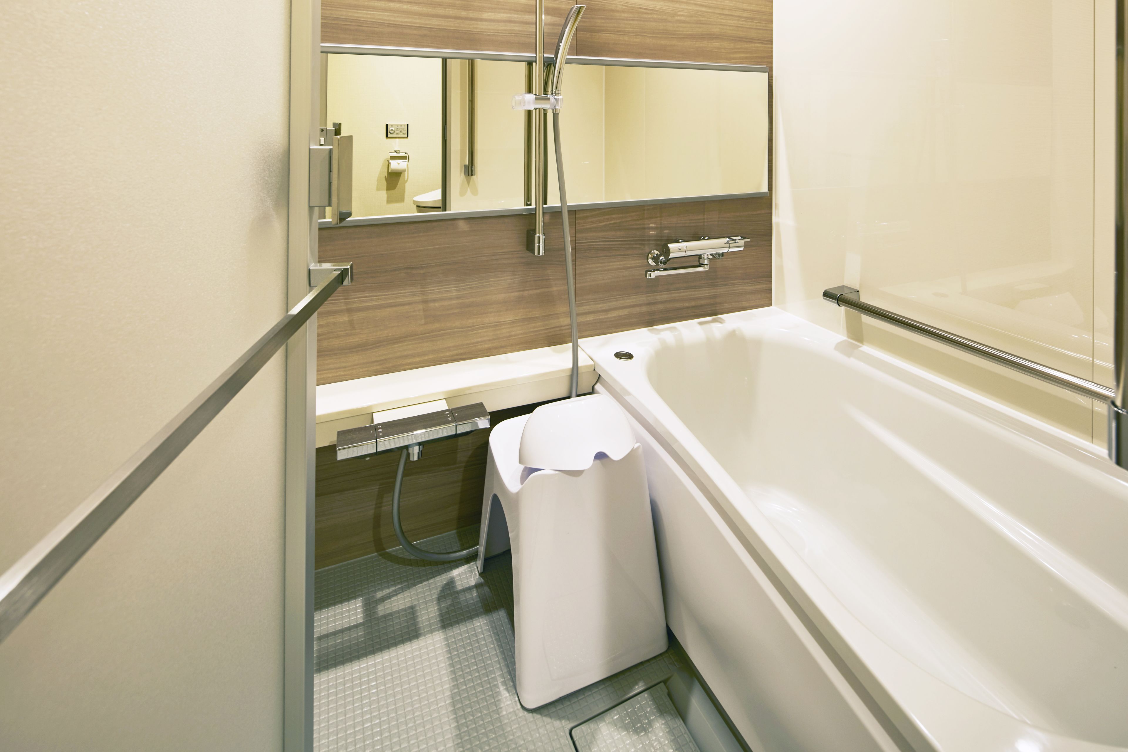 Un baño moderno con bañera, ducha e inodoro.