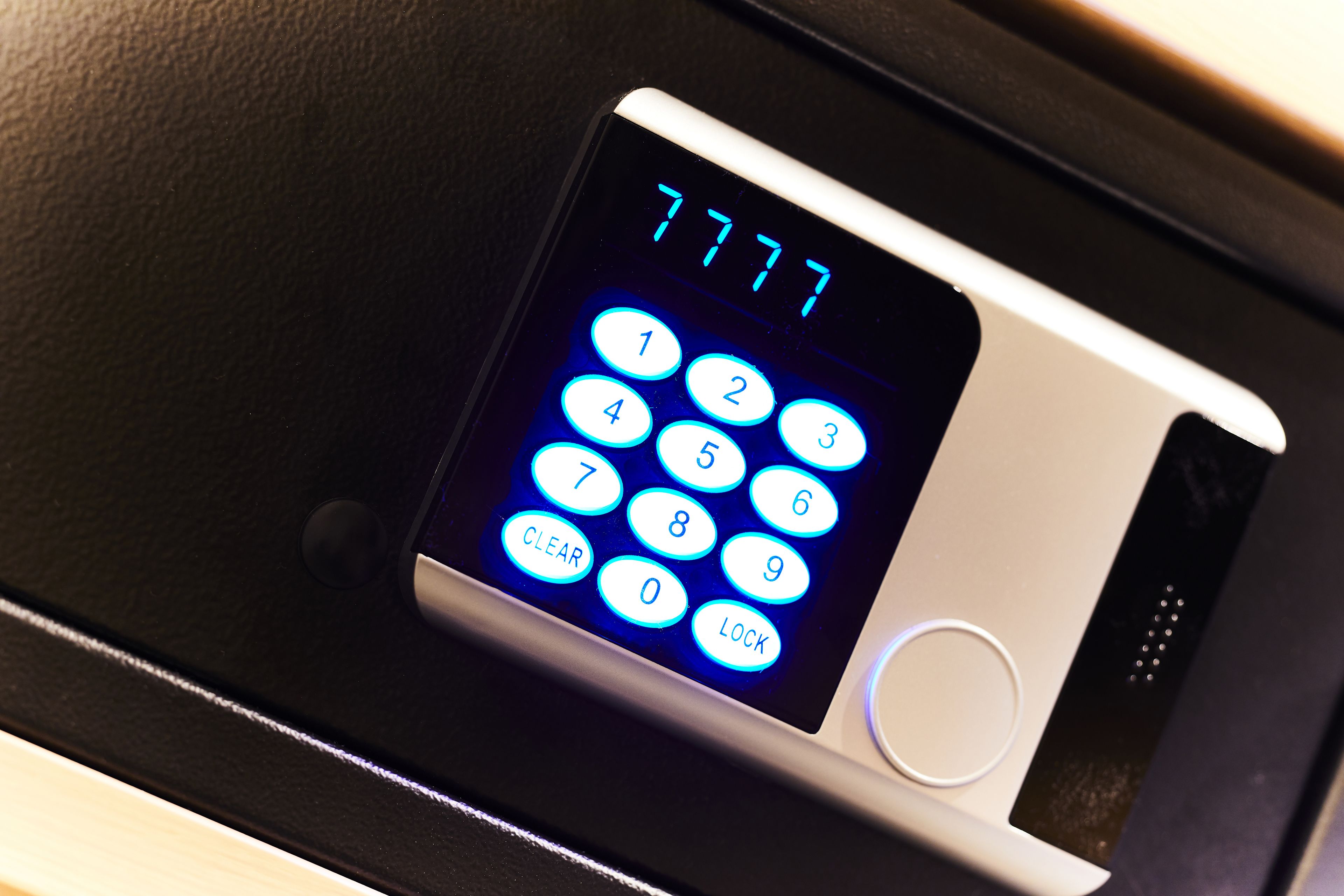 Een digitaal keypad met verlichte cijfers en knoppen voor het startmechanisme van een auto.