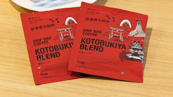 Dos bolsas de café goteo rojas con texto japonés e ilustraciones de arquitectura tradicional japonesa.