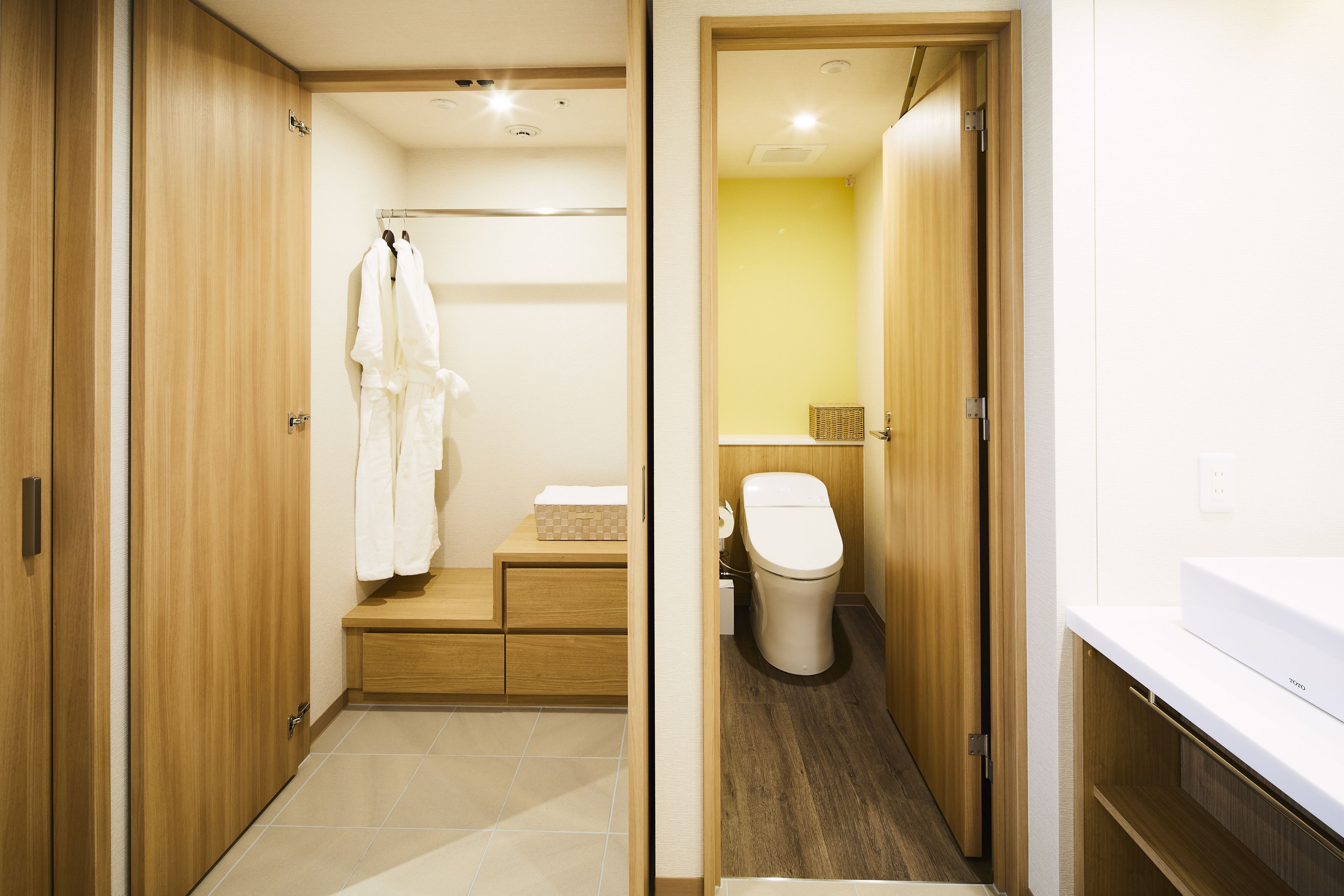 combined shower/bathtub, free toiletries, hair dryer, slippers