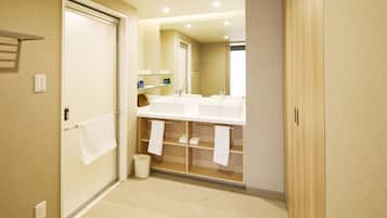 Une salle de bain moderne avec deux vasques, une douche à l’italienne et un porte-serviettes.