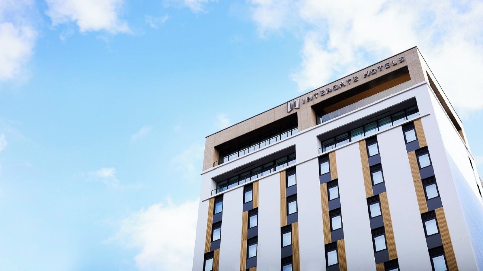 Un moderno edificio de hotel con cielo despejado de fondo.