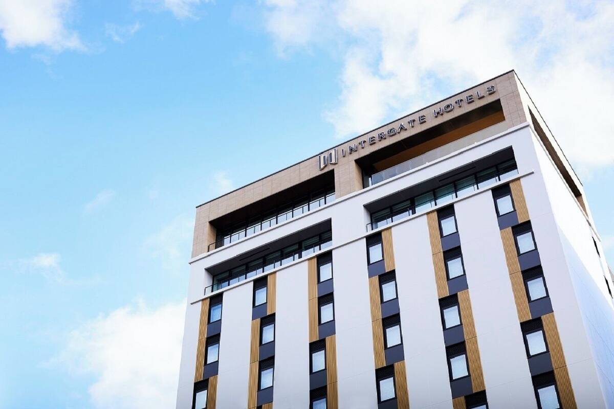 Un moderno edificio de hotel con cielo despejado de fondo.
