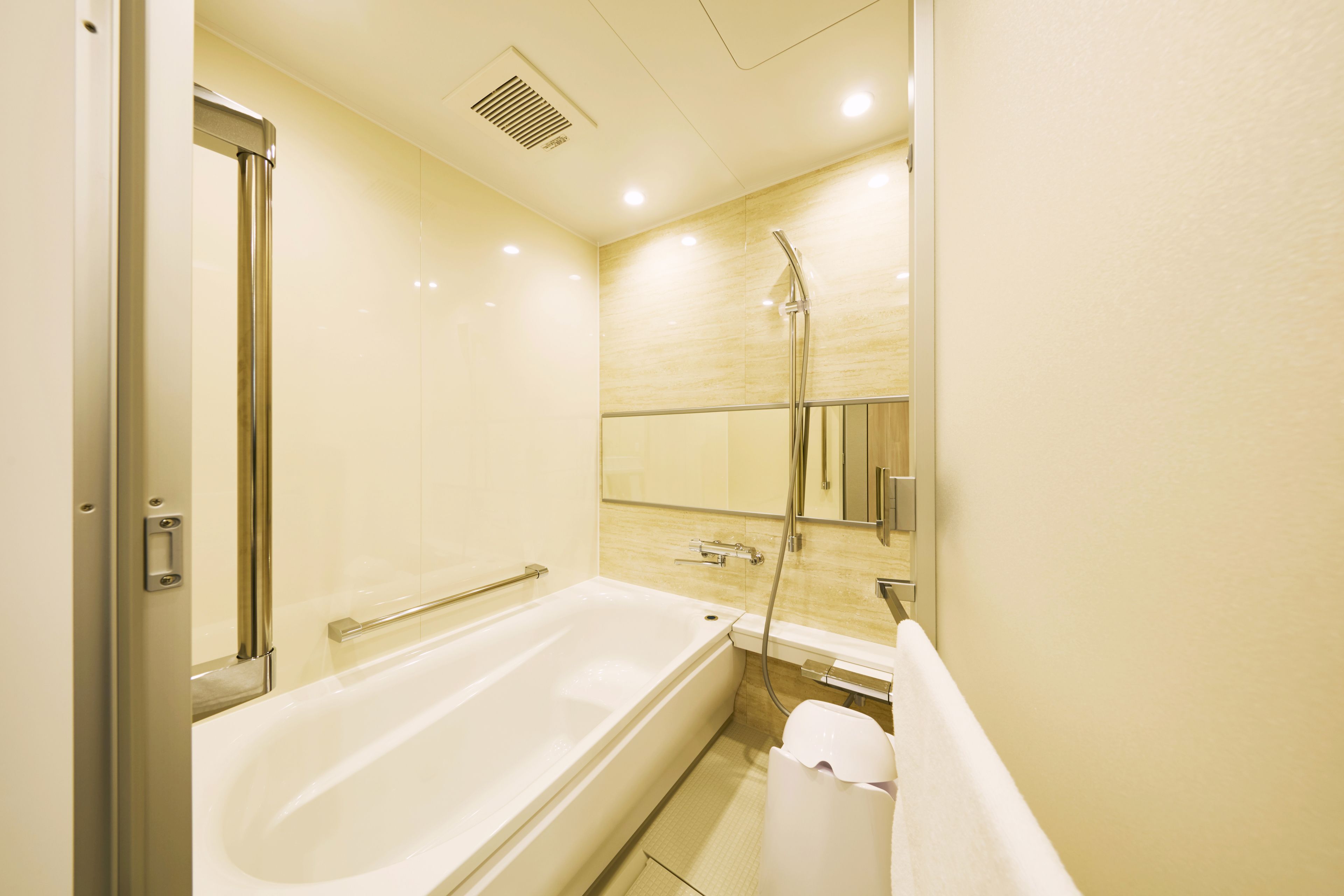 combined shower/bathtub, free toiletries, hair dryer, slippers