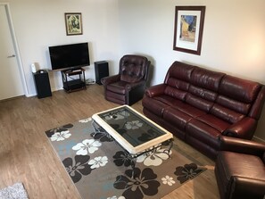 Family House, 3 Bedrooms, Non Smoking | Living room | Flat-screen TV, DVD player - Nisus View (Mount Melville)