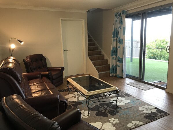 Casa familiar, 3 habitaciones, para no fumadores | Sala de estar | Televisión de pantalla plana y reproductor de DVD