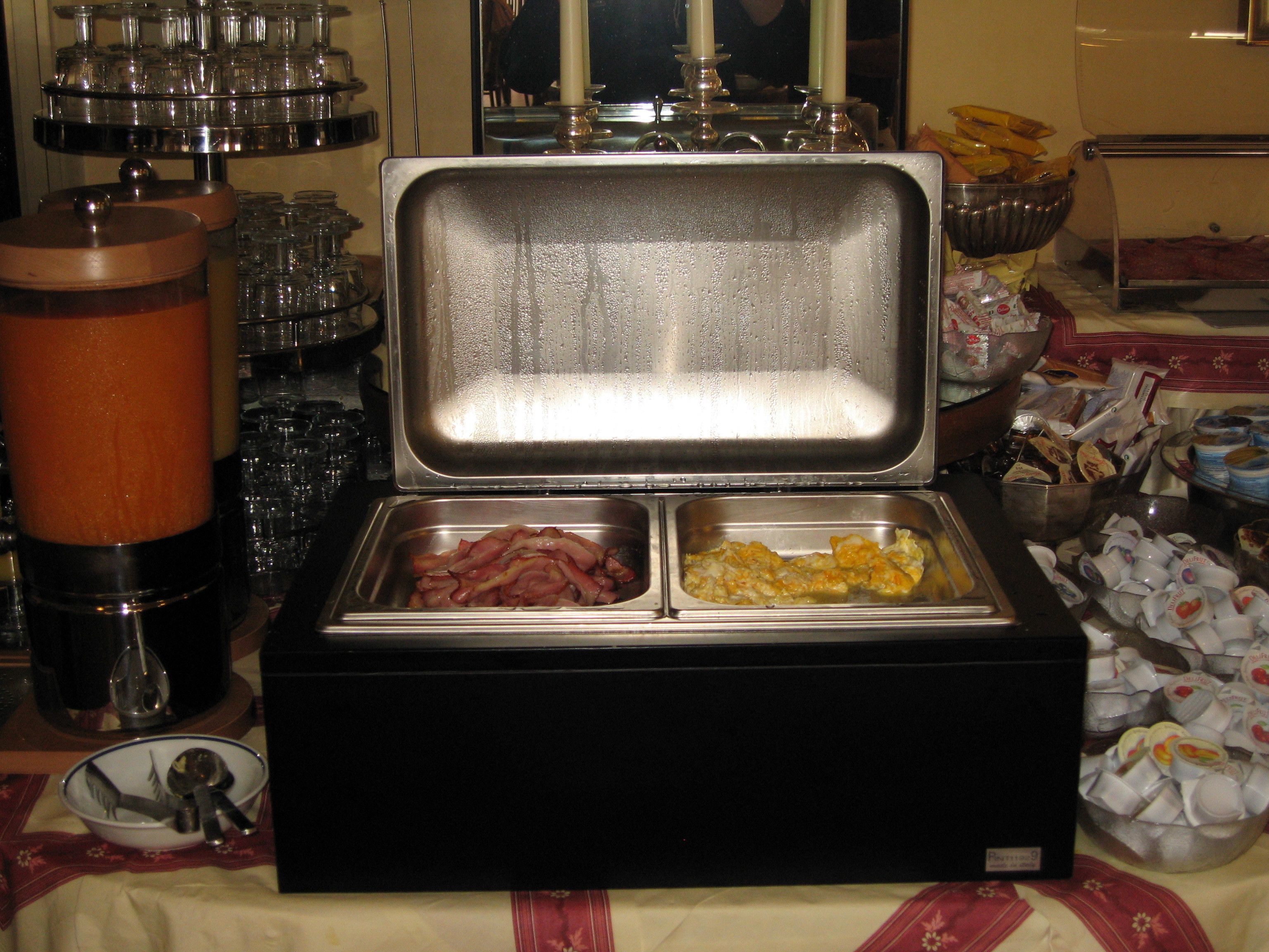 Montaje de bufé con diversos alimentos y utensilios.