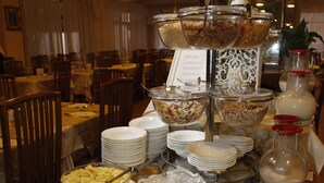 Una mesa de buffet con diversos alimentos y platos.