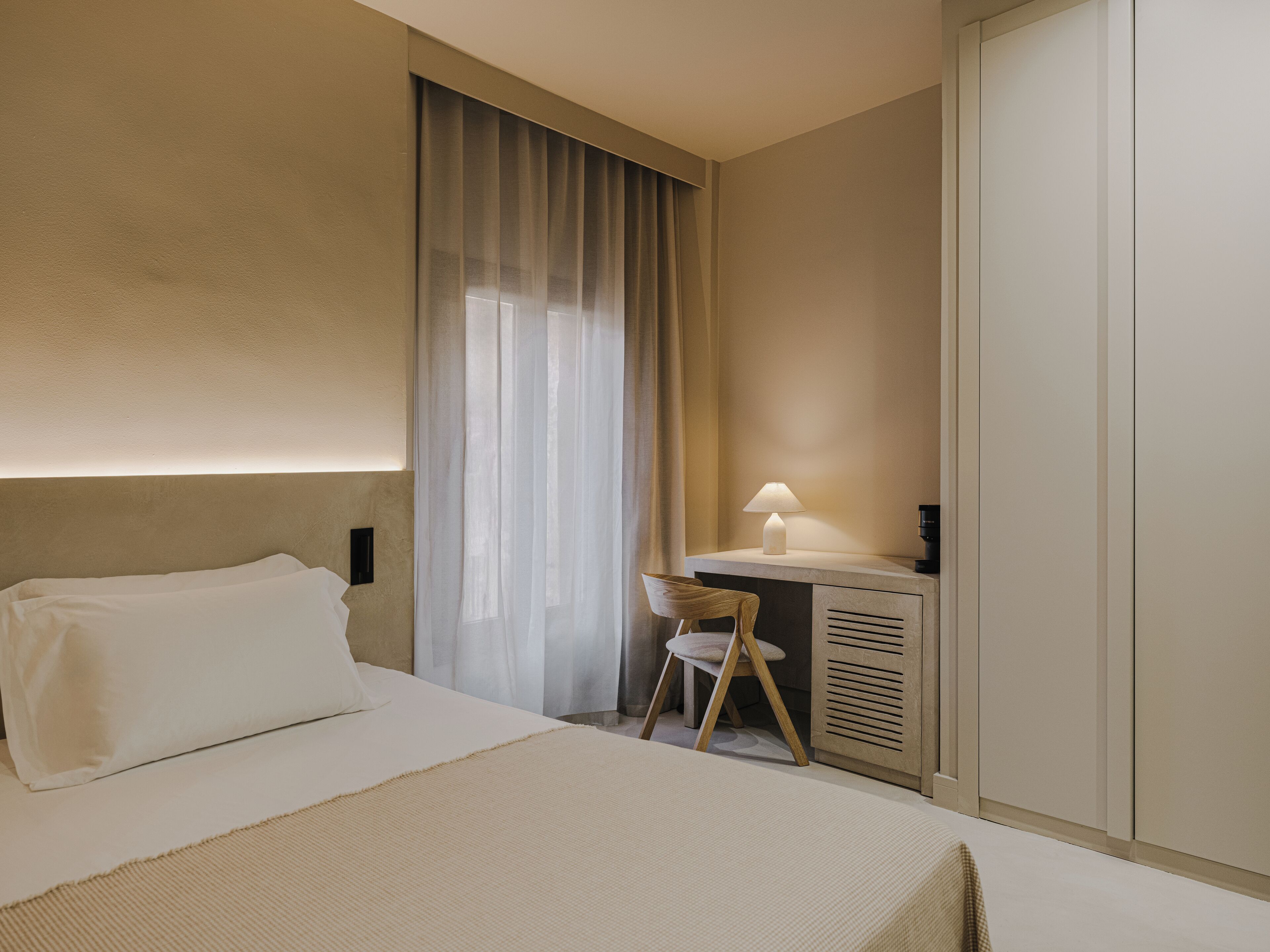 Minibar, coffres-forts dans les chambres, bureau, rideaux occultants