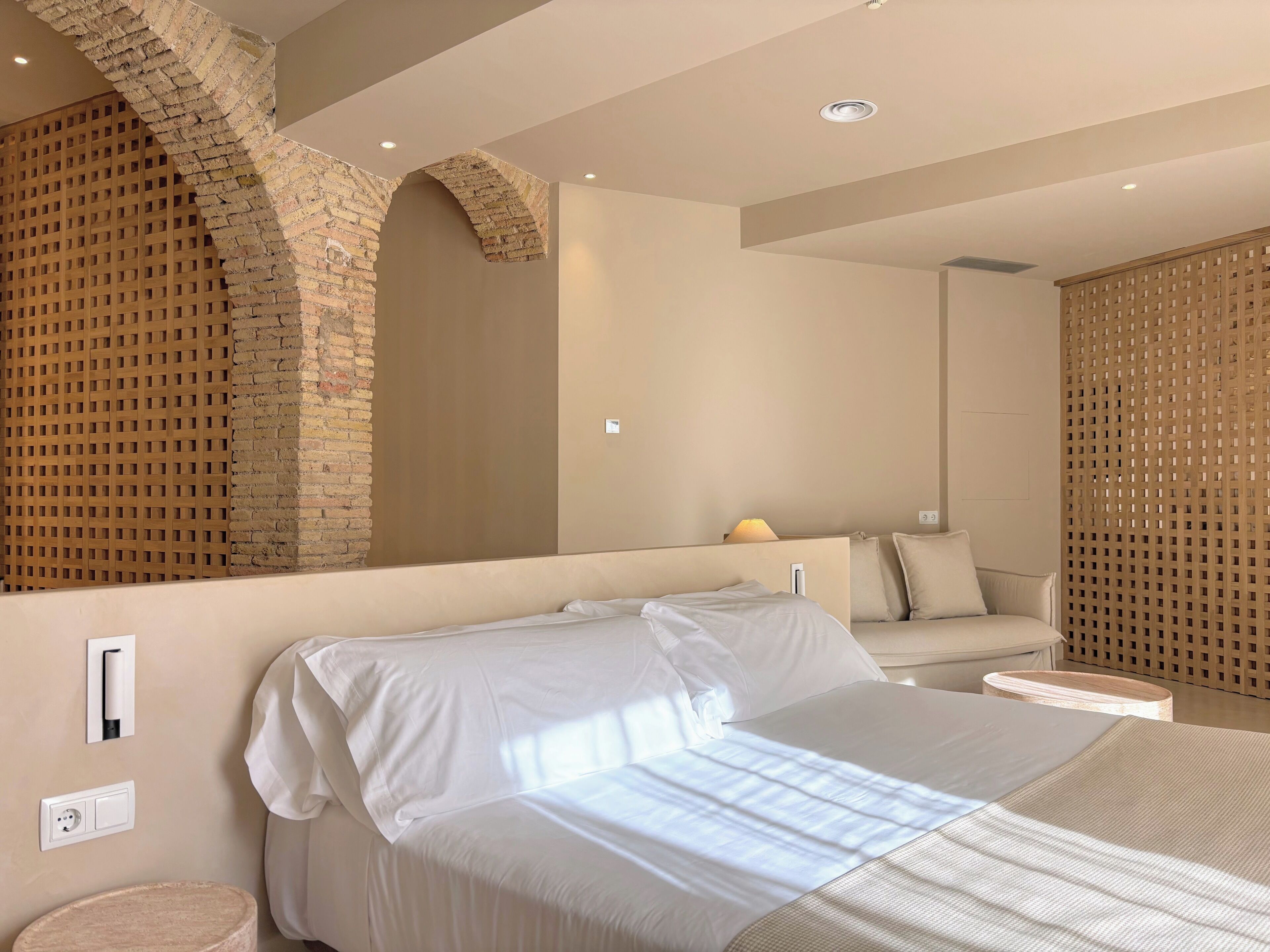 Minibar, coffres-forts dans les chambres, bureau, rideaux occultants