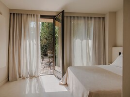 Quarto grand | Frigobar, cofres nos quartos, escrivaninha, cortinas blackout