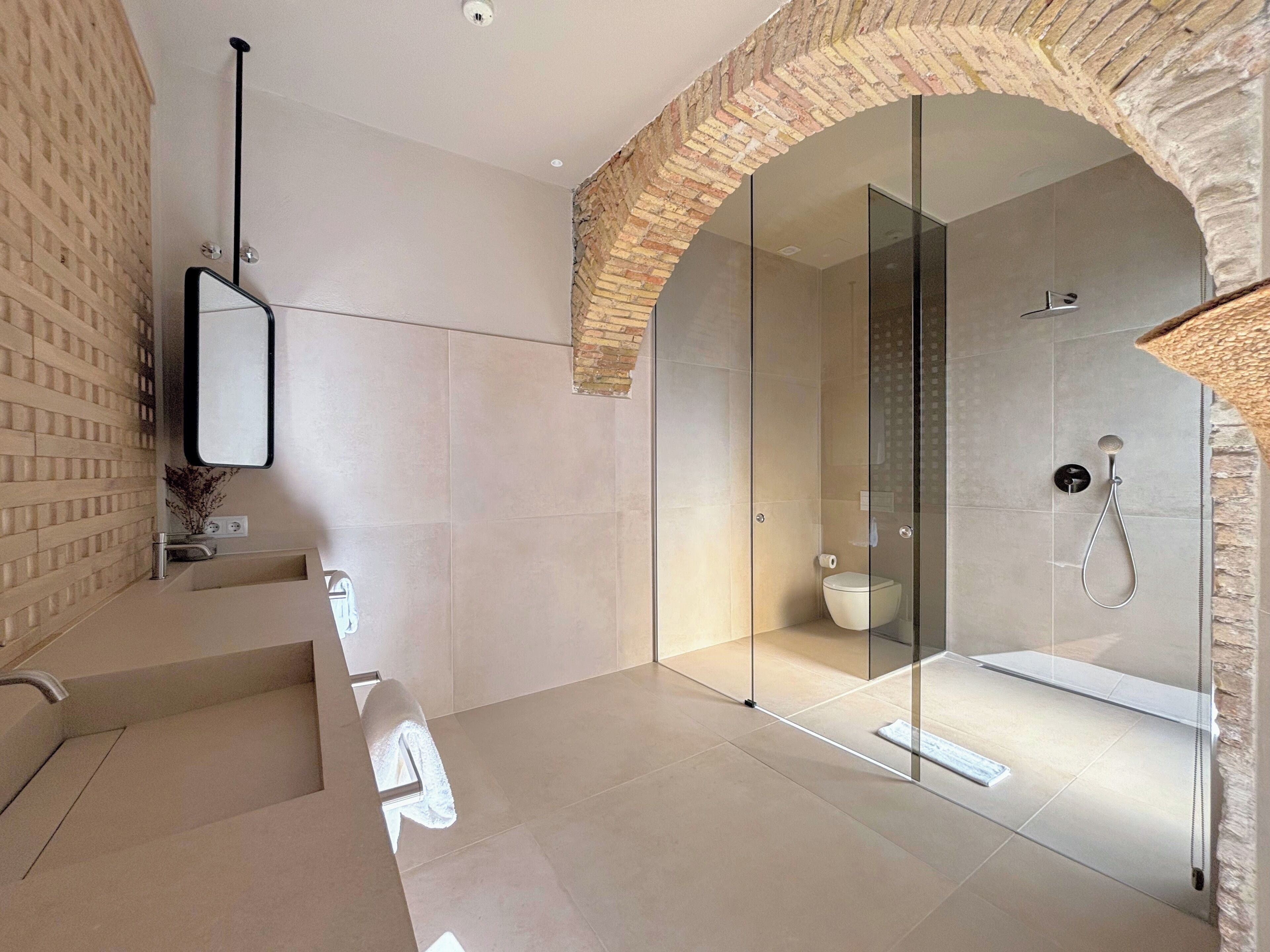 Ducha, artículos de higiene personal gratuitos y secador de pelo